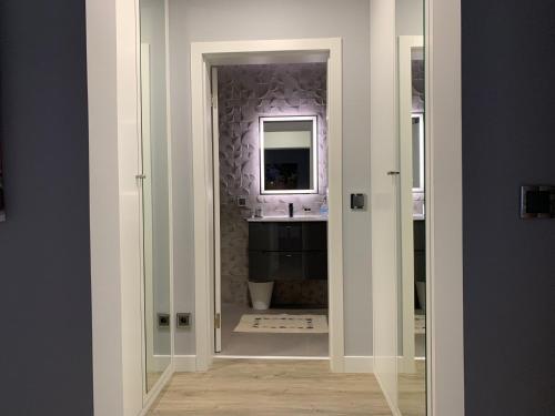 La salle de bains est pourvue d'un lavabo et d'un miroir. dans l'établissement Beautiful 1-Bed Apartment in Funchal Madeira, à Funchal