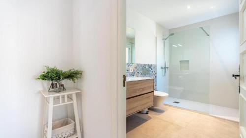 a bathroom with a shower and a toilet and a sink at Apartamento Guillem in Cala de Sant Vicent