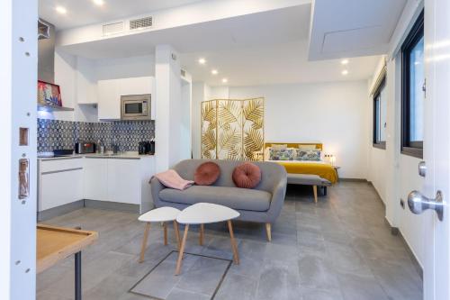 Nine O´Clock Castellar by Valcambre