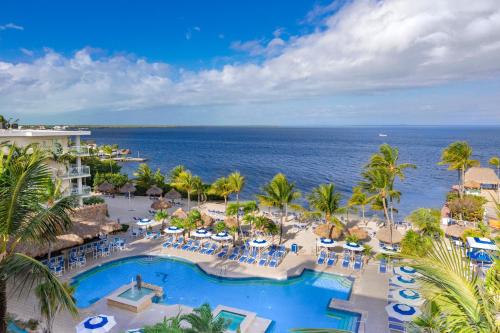 een luchtzicht op een resort met een zwembad en de oceaan bij Reefhouse Resort and Marina in Key Largo