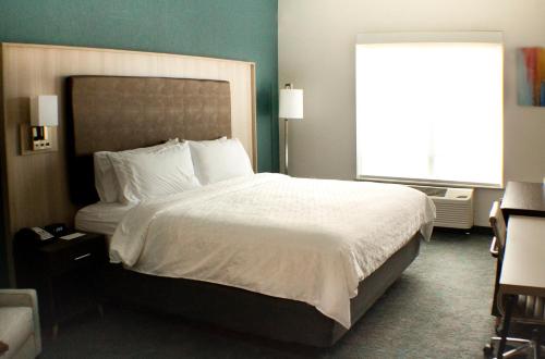Holiday Inn Cookeville, an IHG Hotel في كوكفل: غرفة فندقية بسرير كبير ونافذة
