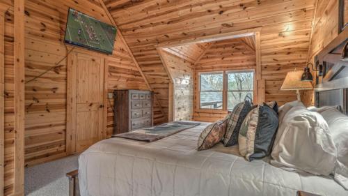 a bedroom with a bed in a log cabin at Bearfoot Lodge in Epworth