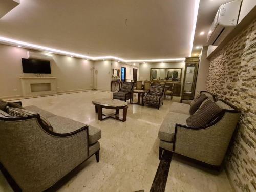 Un lugar para sentarse en Spacious Executive Luxury Apartment with Balcony