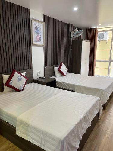 Giường trong phòng chung tại FRIENDLY HOTEL