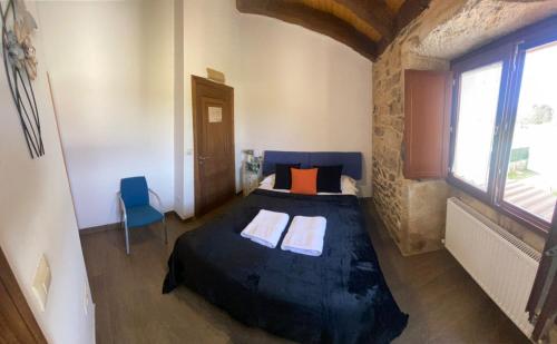 um quarto com uma cama grande num quarto em La Pallota de San Cristobal em Palas de Rei 