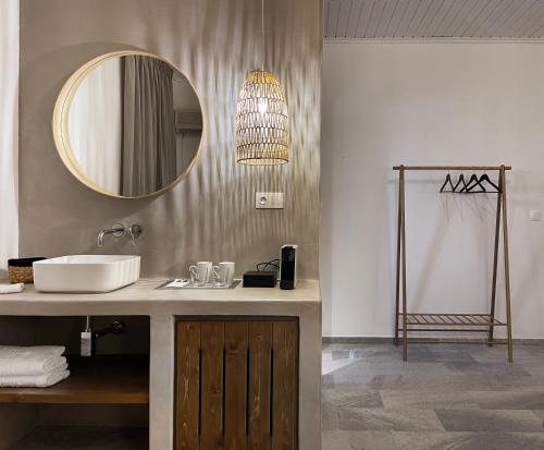 La salle de bains est pourvue d'un lavabo et d'un miroir. dans l'établissement Thalassa Naxos, à Kastraki Naxou