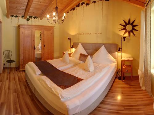 Un pat sau paturi într-o cameră la Feriendomizil Stöberl - Chiemgau Karte