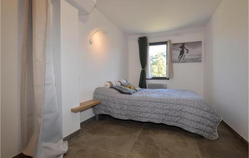 A bed or beds in a room at 3 Bedroom Amazing Home In Taglio Isolaccio