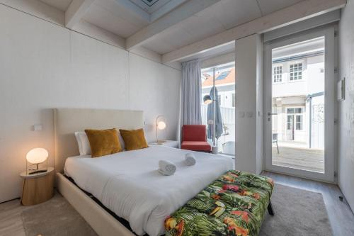 um quarto com uma cama grande e uma janela em Backyard Palace Terrace no Porto