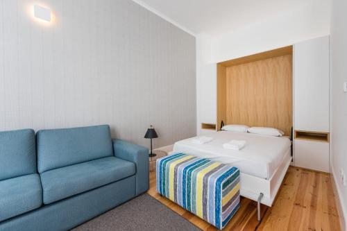 um quarto com uma cama e um sofá em Backyard Palace Terrace no Porto