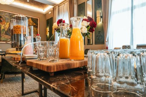 a table with glasses and bottles of orange juice at Hotel de Turistas Huancayo - Hotel Asociado Casa Andina in Huancayo