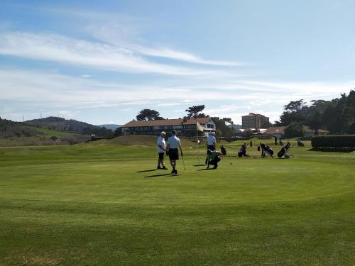 a group of people playing a game of golf on a field at OFERTA ESPECIAL ÚLTIMA HORA - SARAKATUA15 - vistas espectaculares - familias y parejas - 2 dormitorios independientes - amplio salón cocina comedor - tarjeta parking OTA GRATIS - Julio y agosto estancia mínima 7 noches de domingo a domingo - in Zarautz