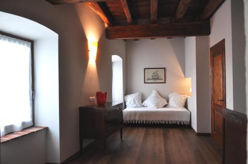 Corte Castello tesisinde bir odada yatak veya yataklar