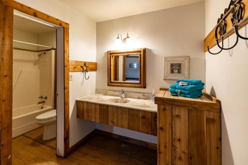 Ένα μπάνιο στο The Historic Leakey Inn