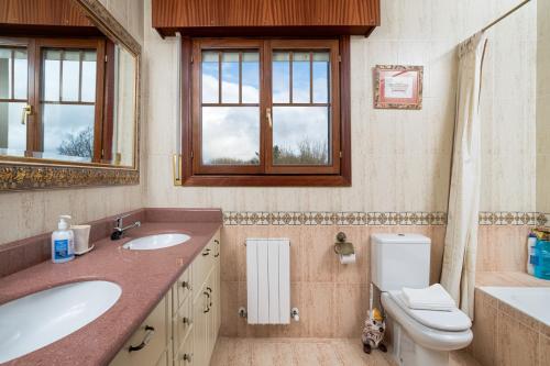 ห้องน้ำของ Tranquila finca situada a 15 minutos de Bilbao, aeropuerto BEC y playas