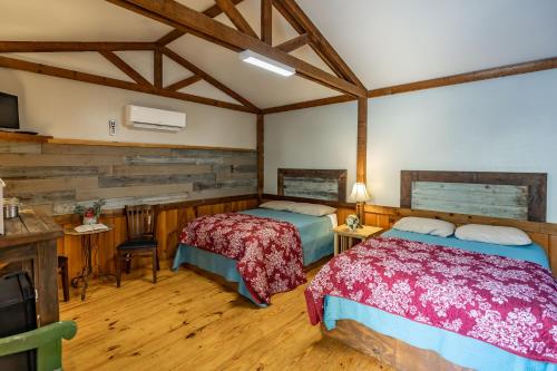Ένα ή περισσότερα κρεβάτια σε δωμάτιο στο The Historic Leakey Inn