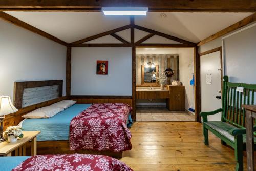 Ένα ή περισσότερα κρεβάτια σε δωμάτιο στο The Historic Leakey Inn