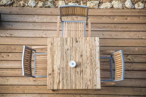 a wooden wall with two chairs and a table at Winzarei Ciringa Menhard in Zgornja Kungota