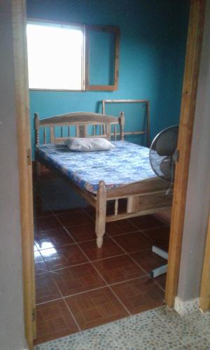 a small bed in a room with a window at Jardin Secreto in El Viejo
