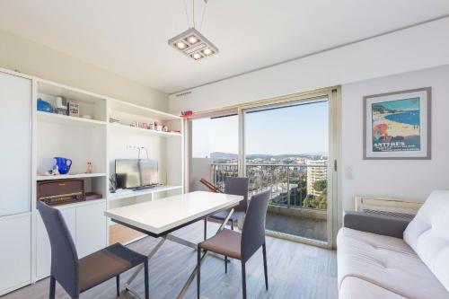 Studio with a panoramic view at the last floor of the residence with a pool