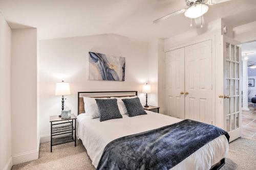 Säng eller sängar i ett rum på Modern Chapel Hill Condo Convenient to Hot Spots!