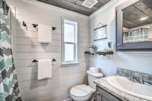 Bathroom sa Splendid Tiny Home with Fire Pit about 2 Mi to Lake!