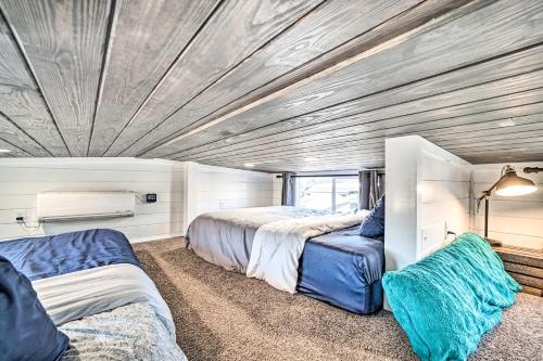 Un pat sau paturi într-o cameră la Splendid Tiny Home with Fire Pit about 2 Mi to Lake!
