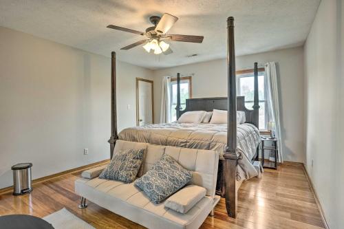 サンドストンにあるRichmond Area Home with Game Room and Patio!のベッドルーム1室(シーリングファン、ソファ付)