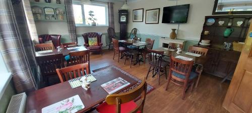 widok na restaurację ze stołami i krzesłami w obiekcie Sportsmans Valley Hotel w mieście Liskeard