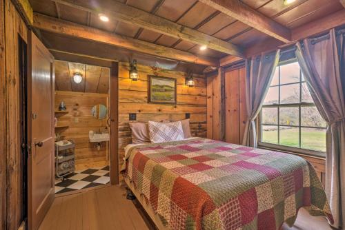- une chambre avec un lit dans une pièce dotée de murs en bois dans l'établissement Cabin Less Than 2 Mi to Great Smoky Mtns Natl Park!, à Tallassee