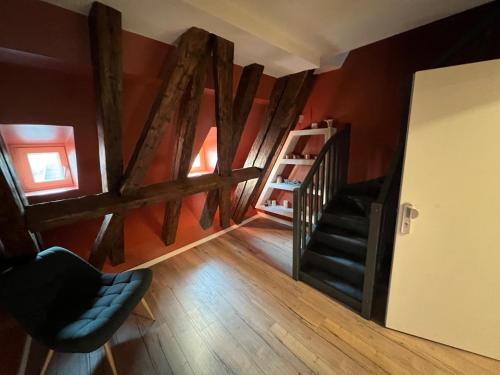 Il comprend un salon doté de parquet et d'un escalier. dans l'établissement Arcades, à Strasbourg
