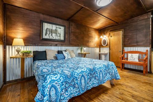 Ένα ή περισσότερα κρεβάτια σε δωμάτιο στο The Historic Leakey Inn