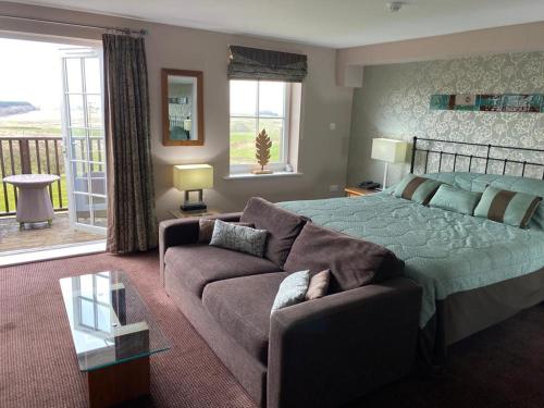 um quarto com uma cama e um sofá em Fell View em Troutbeck