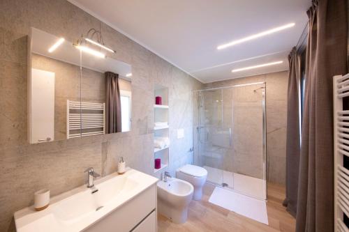 ein Bad mit einem Waschbecken, einem WC und einer Dusche in der Unterkunft Residence Casa Coppa Appartamento Flox in Omegna
