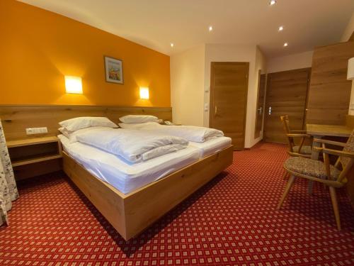 En eller flere senge i et værelse på Hotel-Pension Strolz