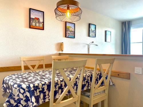 une salle à manger avec une table et deux chaises dans l'établissement REF 058 Appartement T2 pour quatre personnes parc du Fogeo Arzon, à Arzon