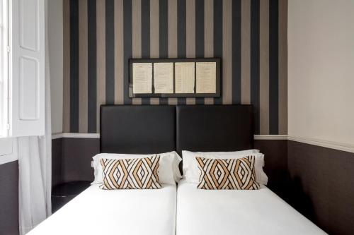 Un dormitorio con una cama con dos almohadas encima. en Barcelona Apartment Val, en Barcelona