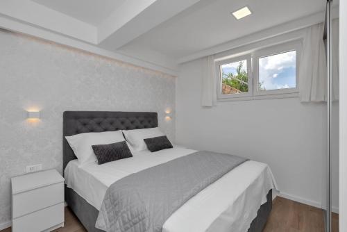 Un pat sau paturi într-o cameră la Apartman Pelagos