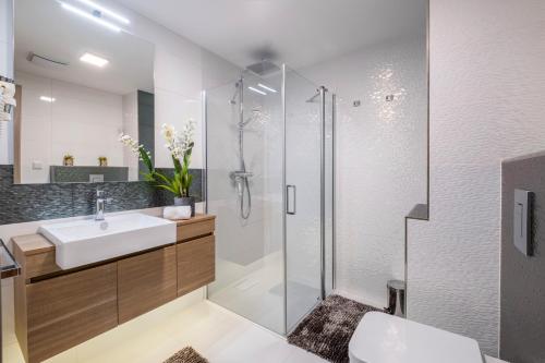 A bathroom at MyFlat Coral Beach Apartment