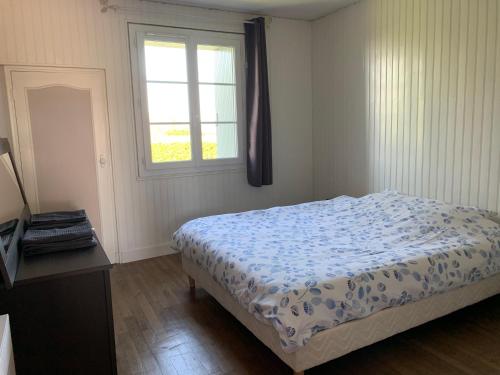 a bedroom with a bed and a window at Maisonnette à Brantôme en Périgord in Puyjoubert