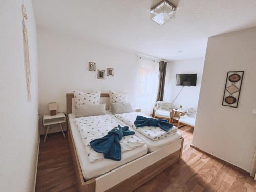 ein Schlafzimmer mit einem Bett mit blauen Handtüchern darauf in der Unterkunft Hotel Schwarzach am Main in Schwarzach am Main