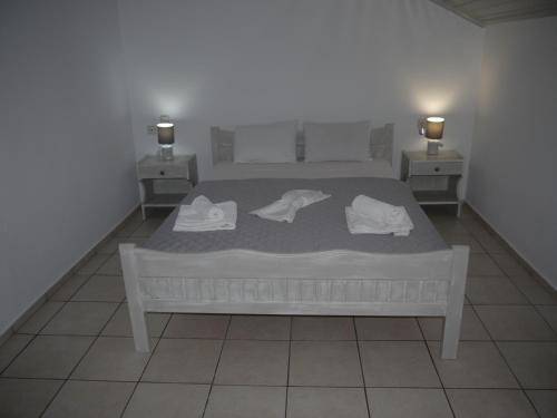 A bed or beds in a room at Hotel Akropolis
