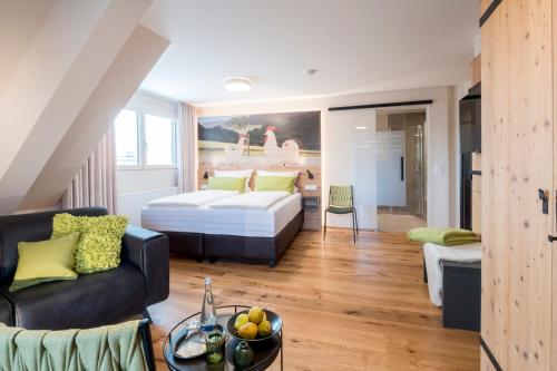 um quarto de hotel com uma cama e um sofá em Landhotel Gasthaus zum Pflug em Zell am Harmersbach