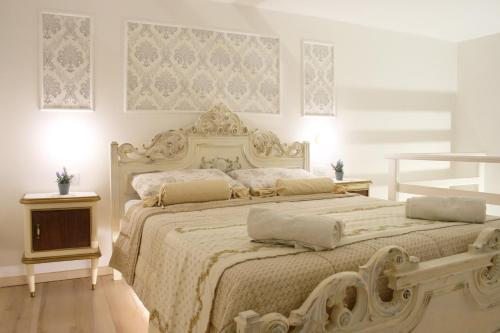 - un lit blanc avec 2 oreillers dans l'établissement Rubichi Luxury Apartment, à Galatone