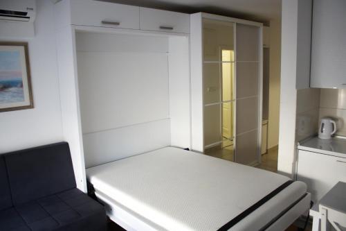 Cama o camas de una habitación en Studio Apartman Miljacka 13 Sarajevo