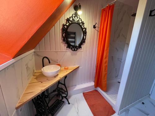 a bathroom with a sink and a mirror at Belle Chambre Double ORANGE Tout Bonnement Bien in Putot-en-Auge