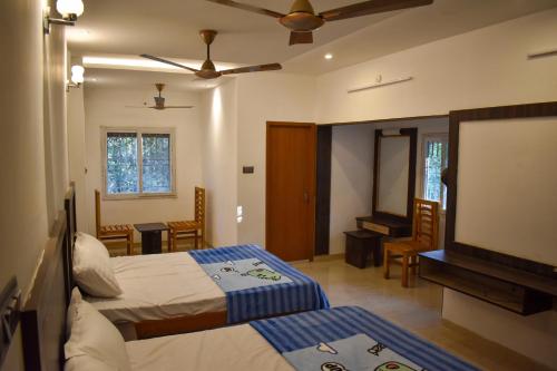 Postel nebo postele na pokoji v ubytování Bhavan Resorts