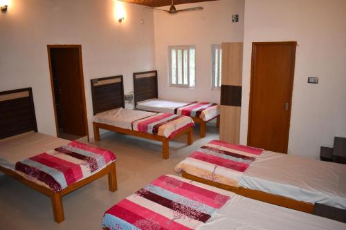 Postel nebo postele na pokoji v ubytování Bhavan Resorts