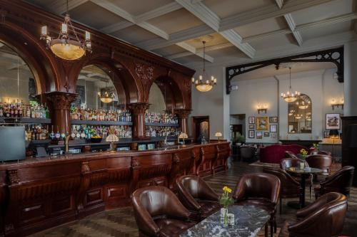 Ο χώρος του lounge ή του μπαρ στο Dunston Hall Hotel, Spa & Golf Resort
