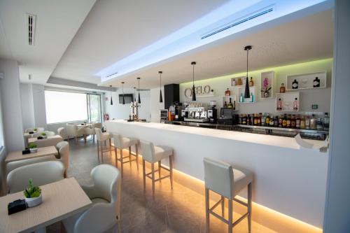Ο χώρος του lounge ή του μπαρ στο OKELO